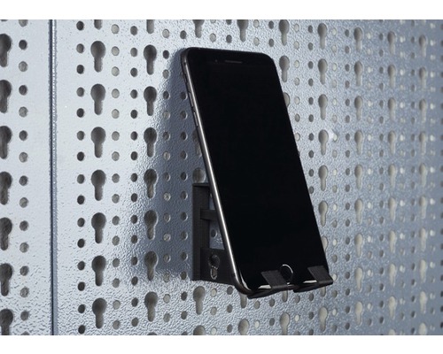 Držák telefonu na děrované stěně s mobilním telefonem
