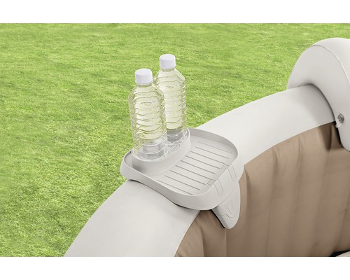 Plastový odkládací stolek se dvěma lahvemi vody na vířivce