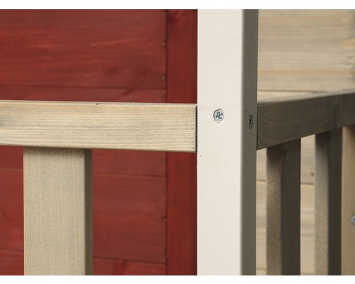 Detailní pohled na dřevěný dům se světlými dřevěnými sloupky a šrouby