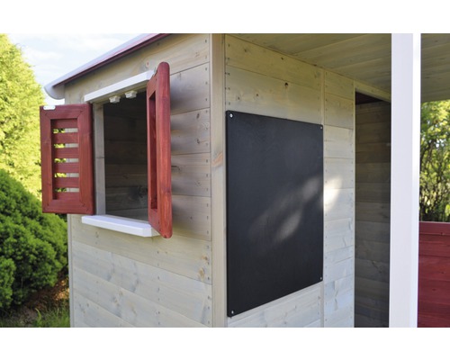 Detailní pohled na dřevěný hrací domek s okenicemi a tabulí