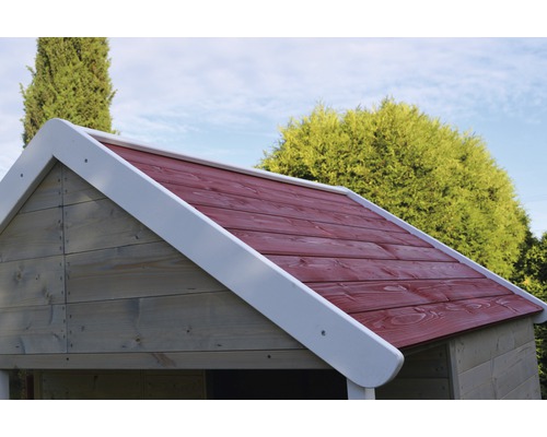 Detailní pohled na domeček na hraní s dřevěnou střechou a bílým okrajem střechy