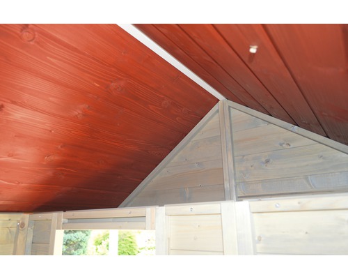 Vnitřní pohled na zahradní domek s dřevěnou střechou