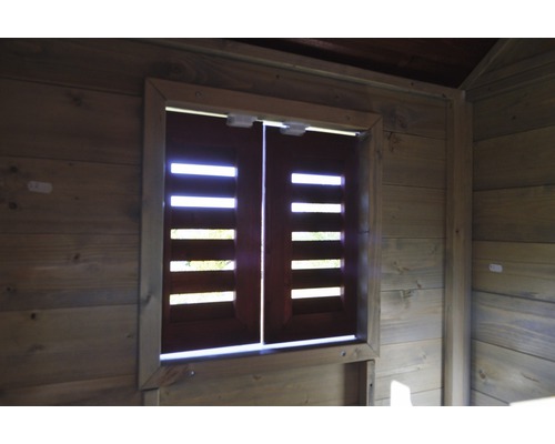 Dřevěné okno s lamelami v dřevěném domě