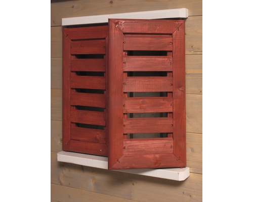 Otevřené dřevěné okenice