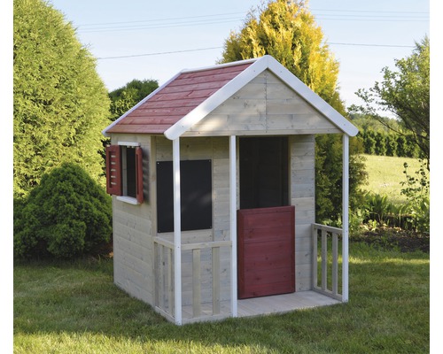 Dřevěný hrací domek se dveřmi, okenicemi a verandou na zahradě