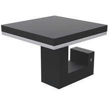 Černý čtvercový odkládací stolek s minimalistickým designem