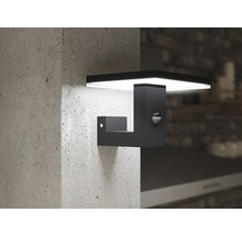 Moderní nástěnné svítidlo s pohybovým senzorem namontované na zdi