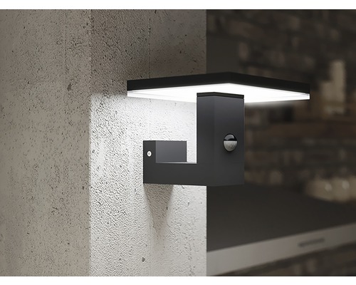 Moderní nástěnné svítidlo s pohybovým senzorem namontované na zdi