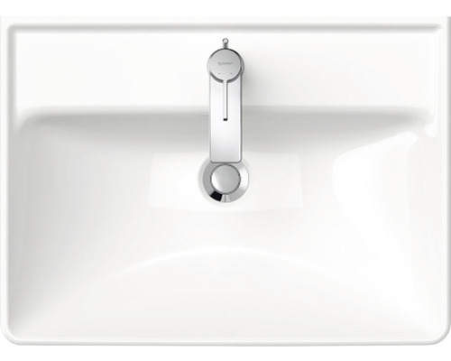 Pohled shora na bílé umyvadlo s baterií