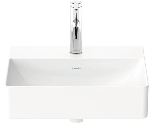 Umyvadlo ze sanitární keramiky s armaturou