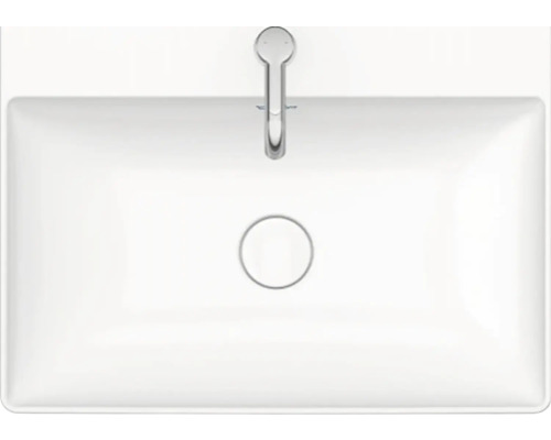 Pohled shora na bílé umyvadlo s vodovodní baterií