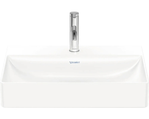 Bílé keramické umyvadlo s vodovodní baterií