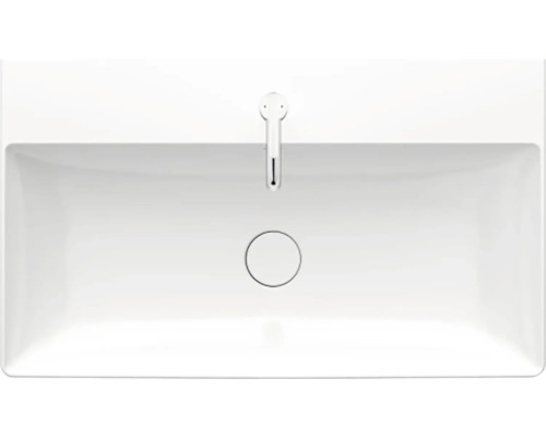 Pohled shora na umyvadlo s vodovodní baterií a odtokem