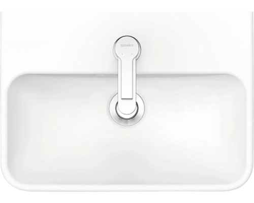 Pohled shora na bílé umyvadlo s baterií