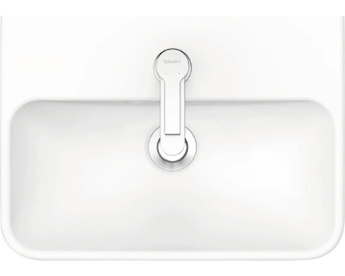 Pohled shora na bílé umyvadlo s baterií