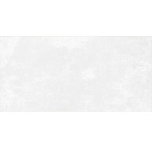 Bílá podlahová dlaždice s mramorovým vzhledem