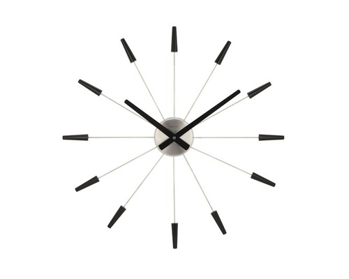 Nástěnné hodiny se zobrazením času a dvanácti značkami