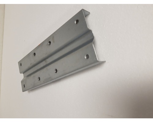 Kovový profil s několika otvory