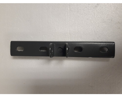 Černý kovový držák s montážními otvory