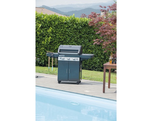 Plynový gril na zahradě vedle bazénu
