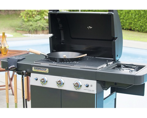 Plynový gril Campingaz s otevřenou kapotou, grilovací pánví a příslušenstvím