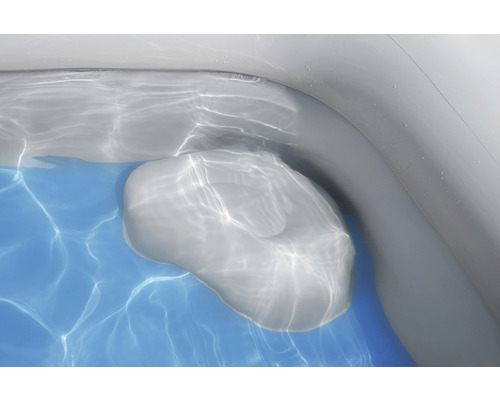 Detailní pohled na bazén s integrovanou opěrkou hlavy