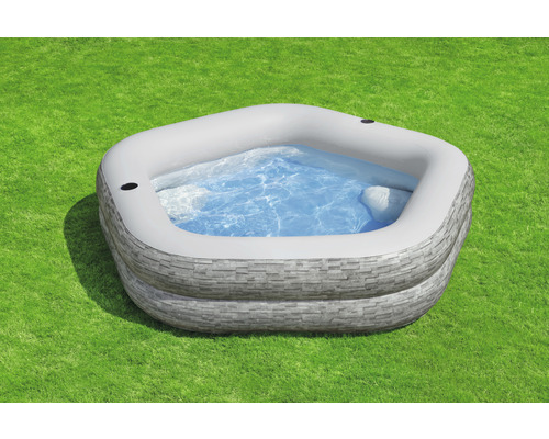 Nafukovací vířivka na zahradě