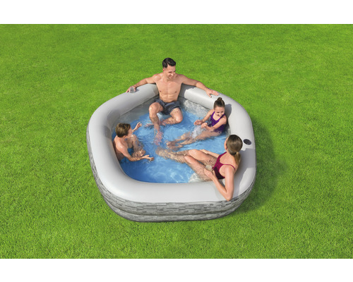 Nafukovací vířivka s rodinou na zahradě