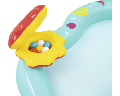 Detail nafukovacího dětského bazénu s vodními hračkami