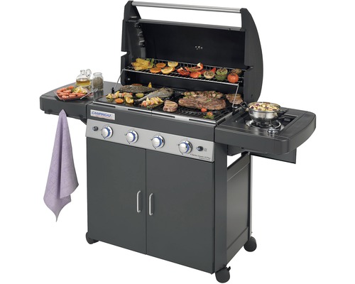 Plynový gril s grilovaným jídlem a otevřeným víkem