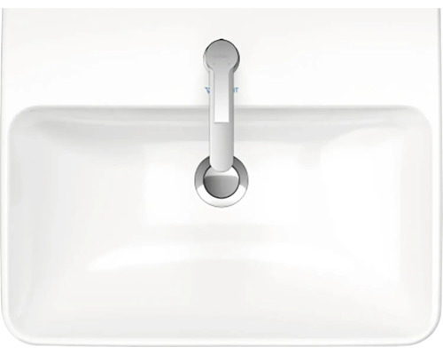 Pohled shora na bílé umyvadlo s vodovodní baterií