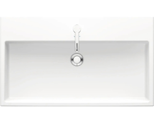 Pohled shora na obdélníkové umyvadlo s baterií