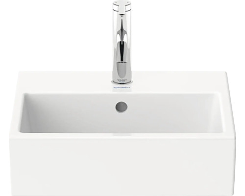 Bílé umyvadlo na desku s chromovou baterií