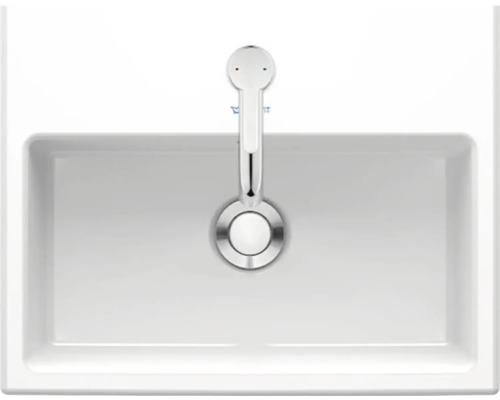 Pohled shora na bílý dřez s baterií.