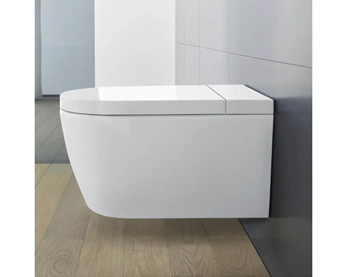 Závěsná toaleta z keramiky v koupelně.