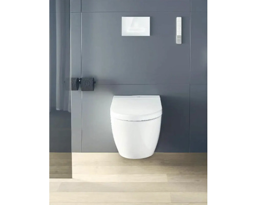 Koupelna se sprchovacím záchodem, dálkovým ovládáním a ovládacím panelem