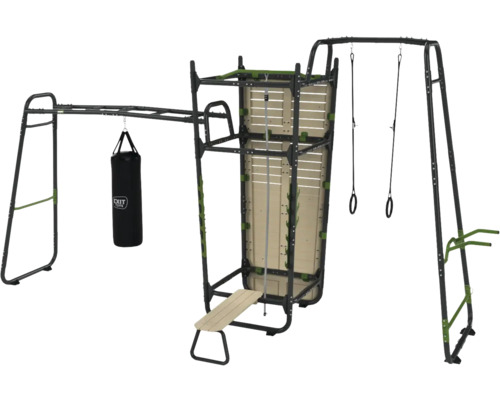 Multifunkční venkovní fitness sestava s různými cvičebními pomůckami, jako je lavice na činky, hrazda a boxovací pytel.