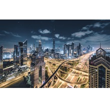 Noční pohled na panorama Dubaje s dálnicemi a mrakodrapy