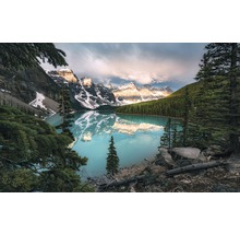 Moraine Lake se zasněženými horami a odrazem ve vodě