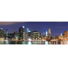 Noční pohled na panorama New Yorku s osvětlenými mrakodrapy