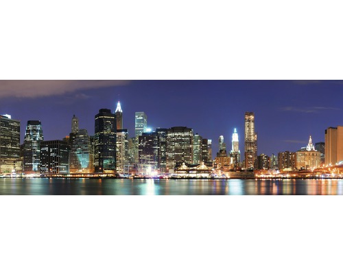 Noční pohled na panorama New Yorku s osvětlenými mrakodrapy