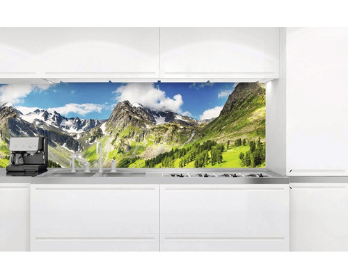 Kuchyňská zástěna s horskou krajinou mezi bílými kuchyňskými skříňkami
