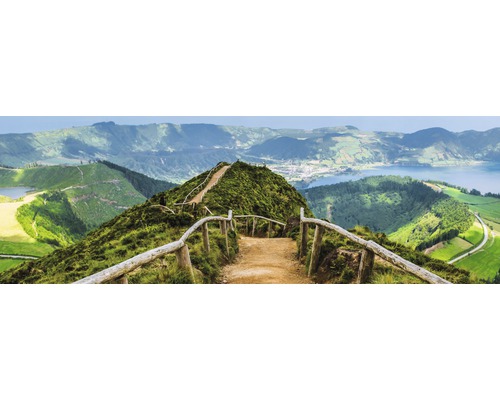 Panoramatický výhled na turistickou stezku v hornaté krajině s jezery