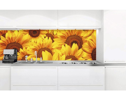 Kuchyňská zástěna se vzorem slunečnic v moderní bílé kuchyni.