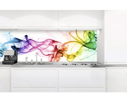 Kuchyňská zástěna s barevným kouřovým vzorem v moderní kuchyni