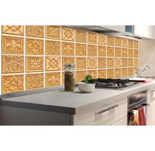 Kuchyňská zástěna s květinovými vzory dlaždic nad sporákem