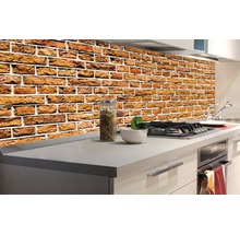 Kuchyňská zástěna s cihlovým vzorem v moderní kuchyni.