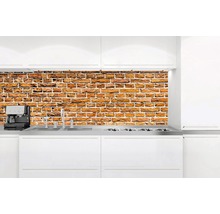 Moderní kuchyně s ochranou proti stříkající vodě s cihlovým vzhledem