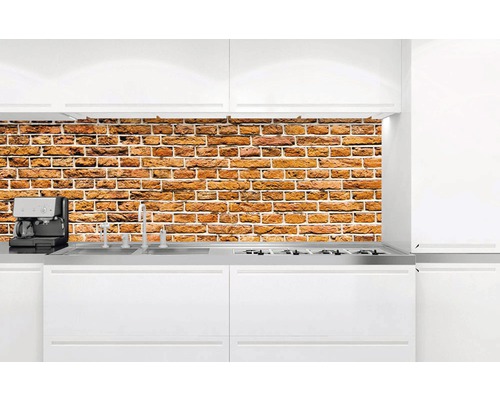 Moderní kuchyně s ochranou proti stříkající vodě s cihlovým vzhledem