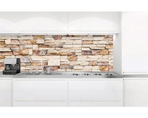 Kuchyňská zástěna s kamenným vzorem mezi bílými kuchyňskými skříňkami